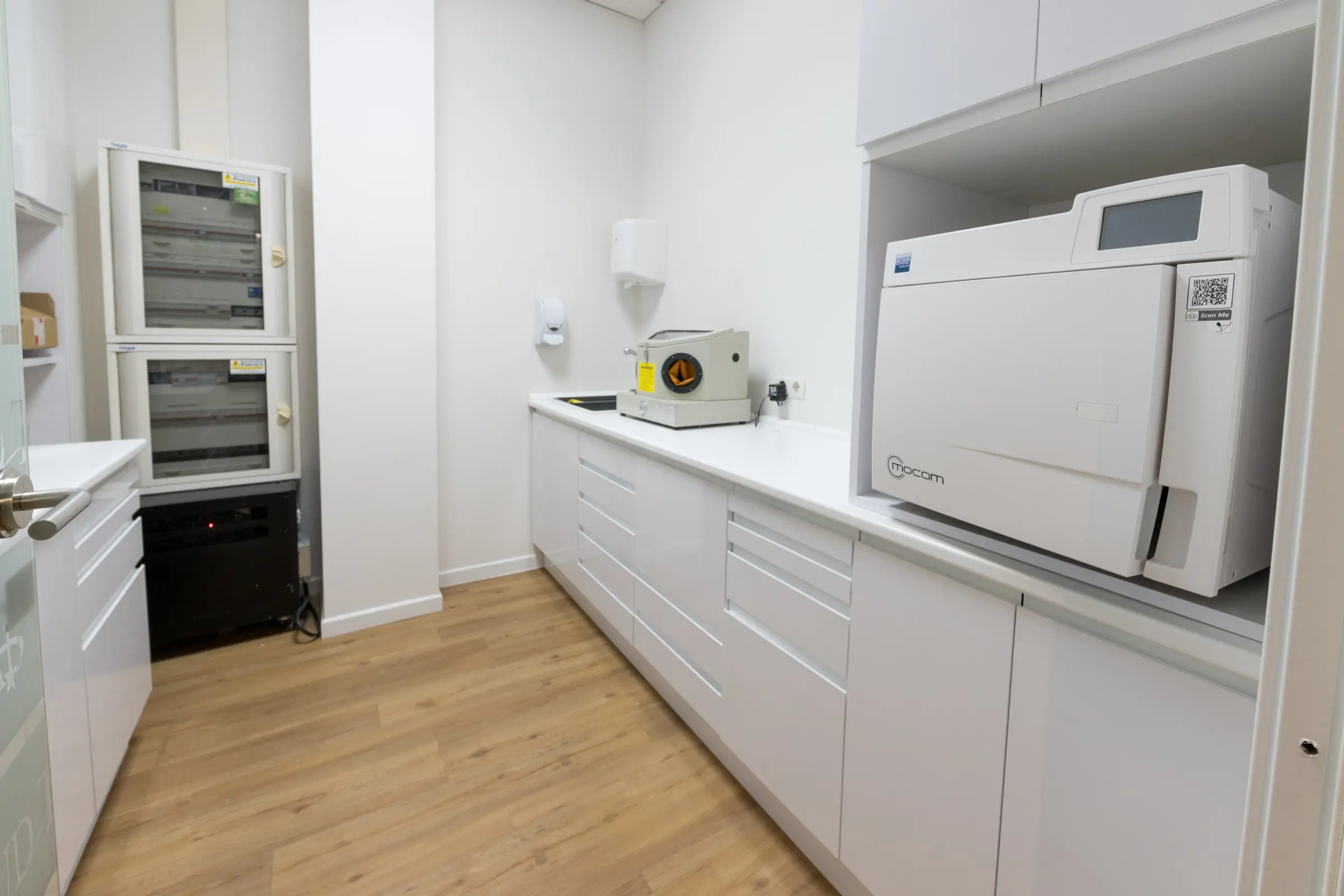 Sala de esterilización con autoclave