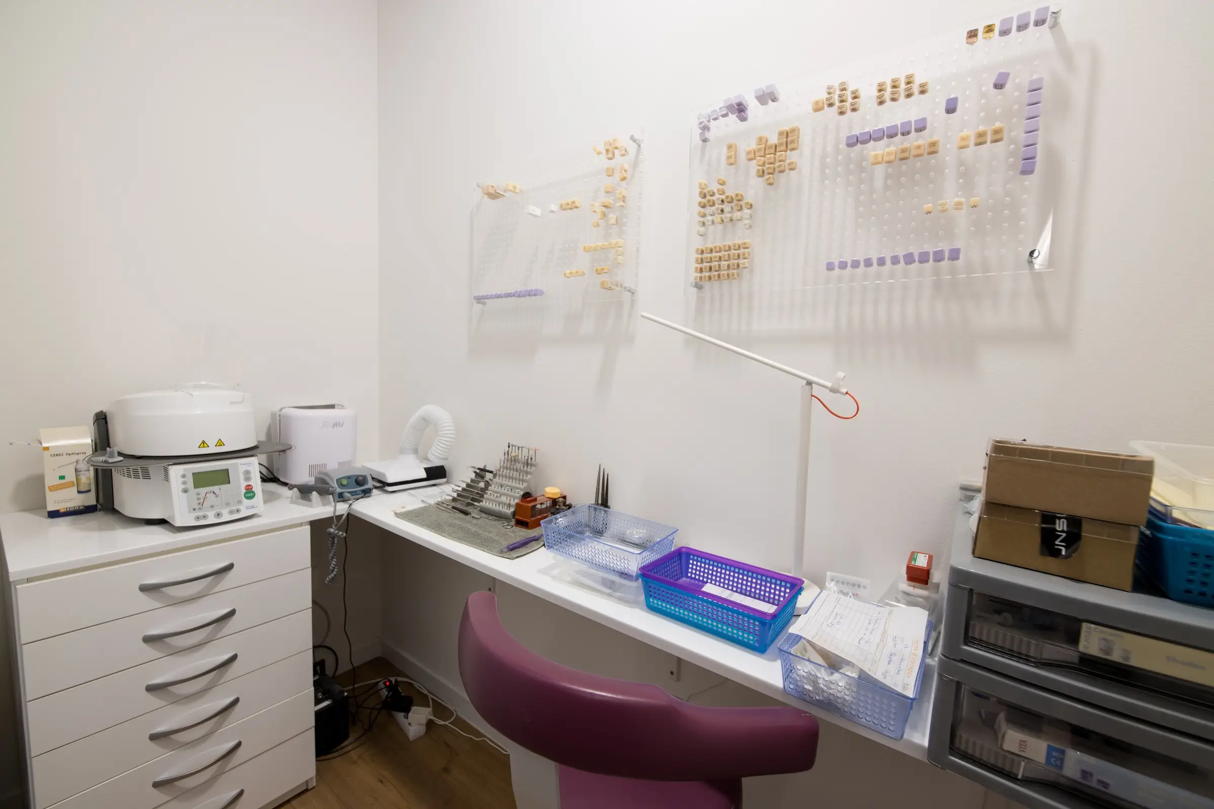 Laboratorio con guías de color dental