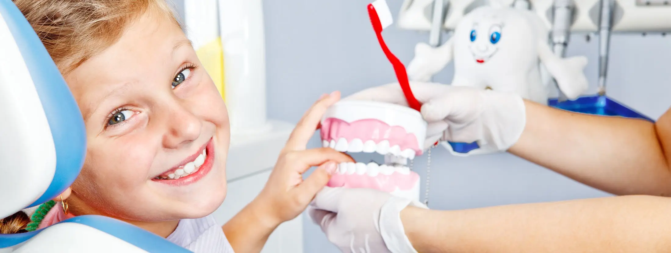 Niño sonriendo en la consulta del dentista